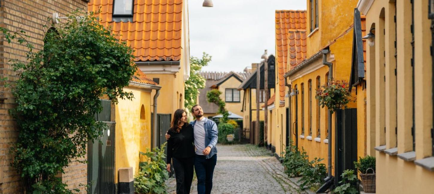 Par går i Dragør Gamle By