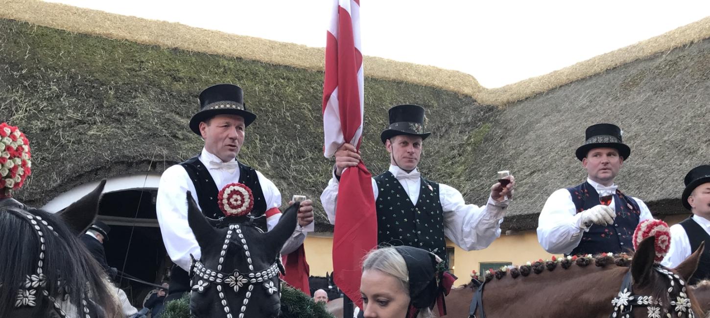 Fastelavnsryttere skåler