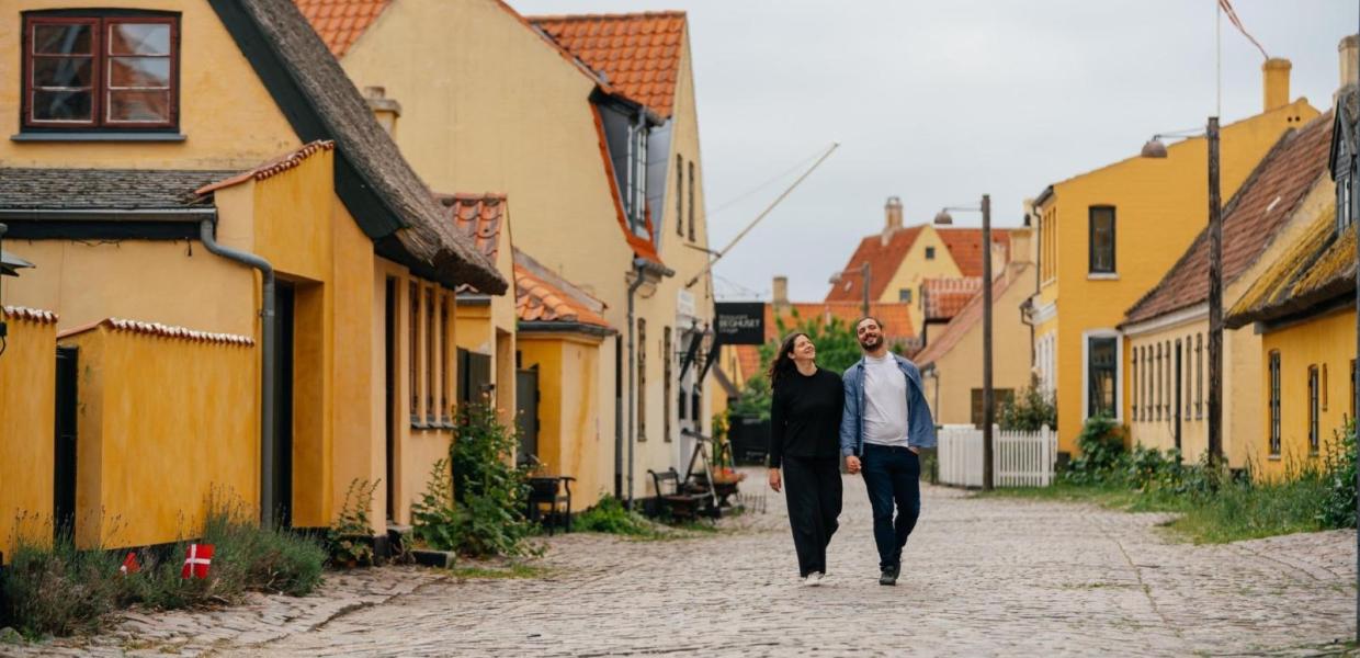 Par går i Dragør Gamle By