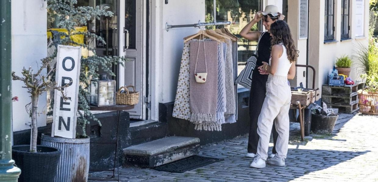 To kvinder står og shopper