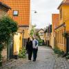 Par går i Dragør Gamle By