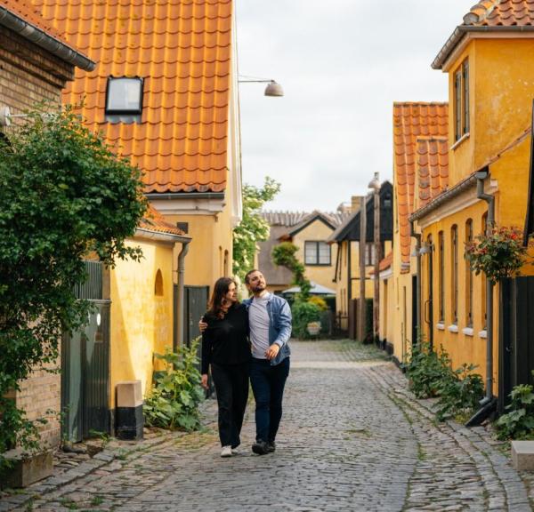 Par går i Dragør Gamle By