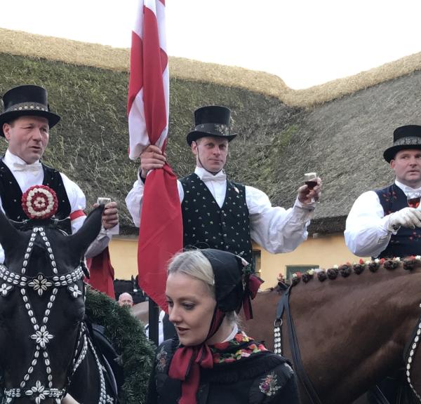 Fastelavnsryttere skåler