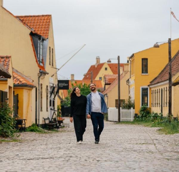 Par går i Dragør Gamle By