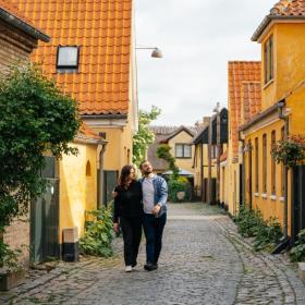 Par går i Dragør Gamle By