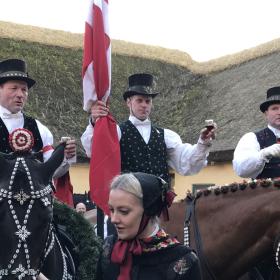 Fastelavnsryttere skåler