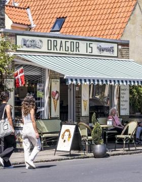 To kvinder går foran Dragør Is