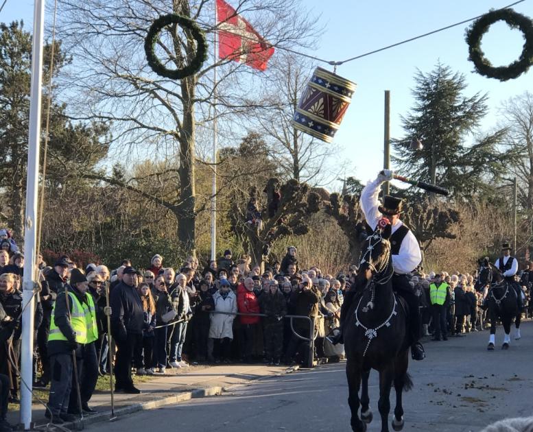 Rytter slår katten af tønden til hest
