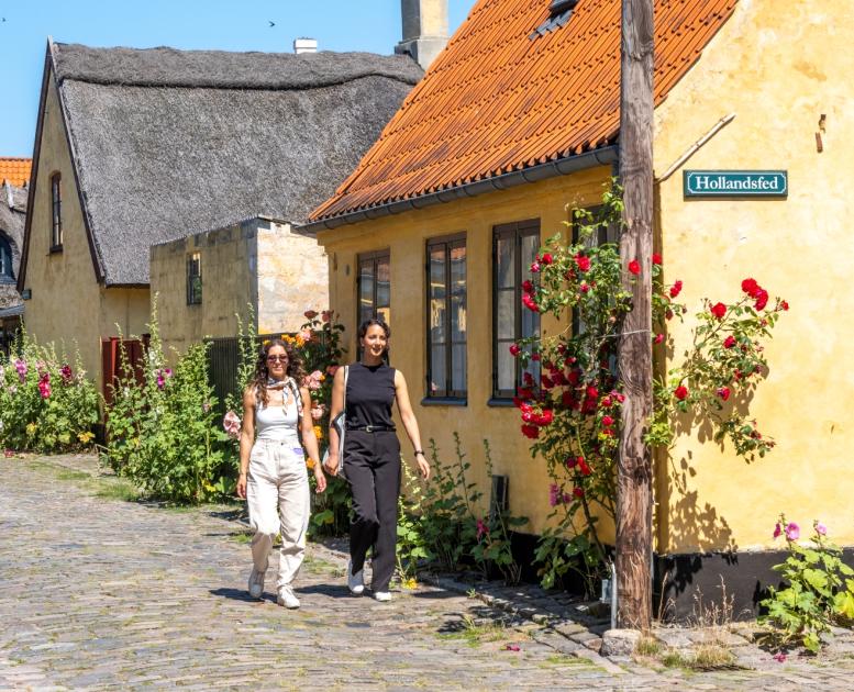 To kvinder går i Dragør Gamle By